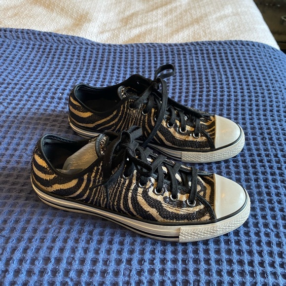 Converse All Star black and tan glitter animal print low top. - Picture 2 of 6